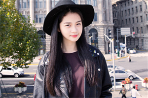 Enjoying the evening breeze on the benches at the Bund
